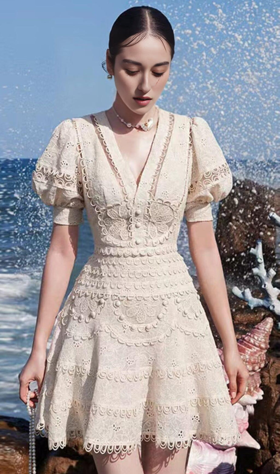 ABITO MIDI IN PIZZO CON SCOLLO A V BIANCO