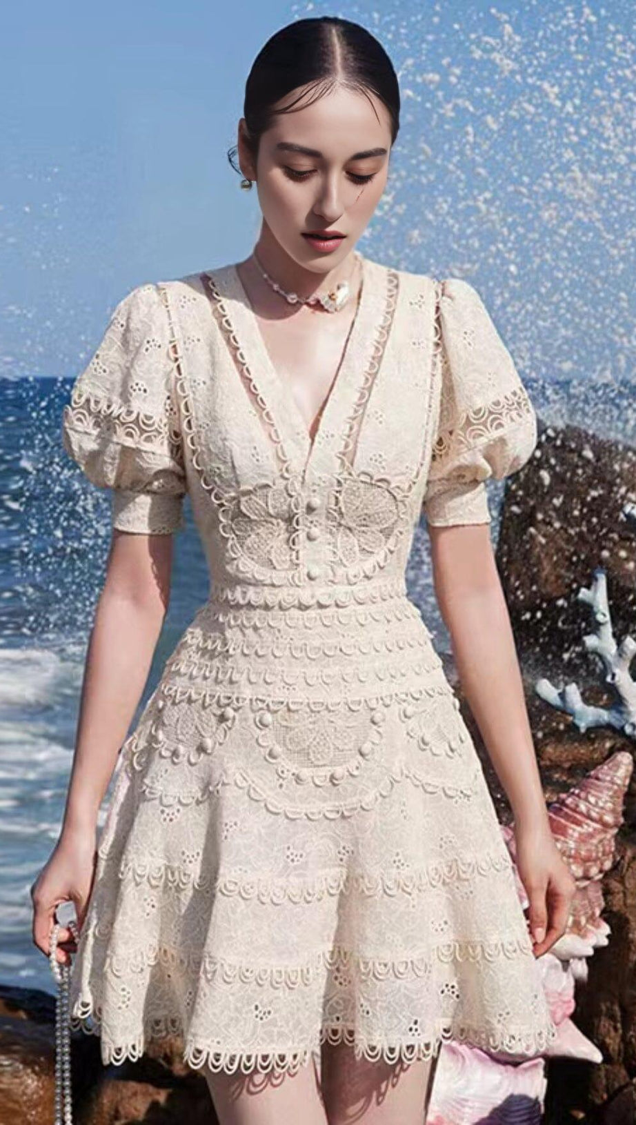 MIDIKLEID MIT SPITZE UND V-AUSSCHNITT IN WEISS