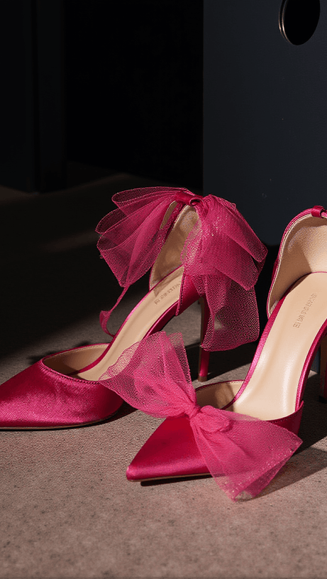Mali – Absatzschuhe aus Satin mit Schleife in Pink
