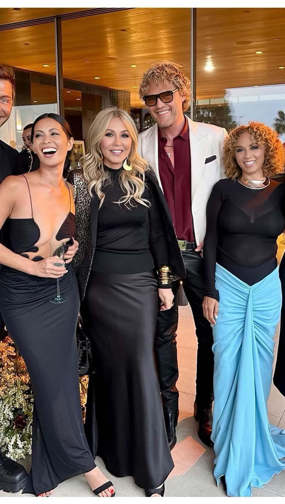 SCHULTERFREIES MIDIKLEID MIT NECKHOLDER IN SCHWARZ