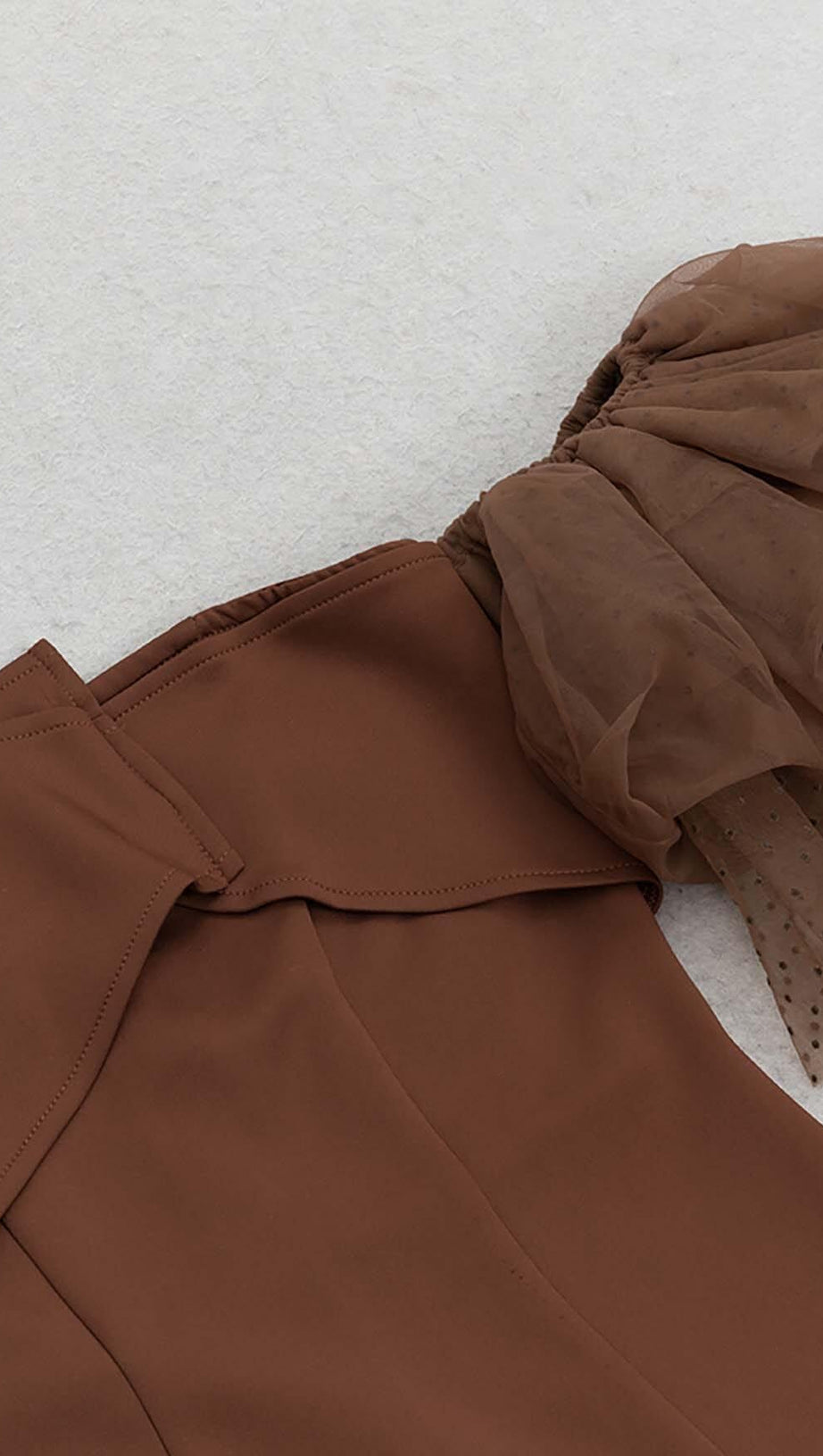 OFF-SHOULDER MIDIKLEID MIT RÜSCHEN IN BRAUN