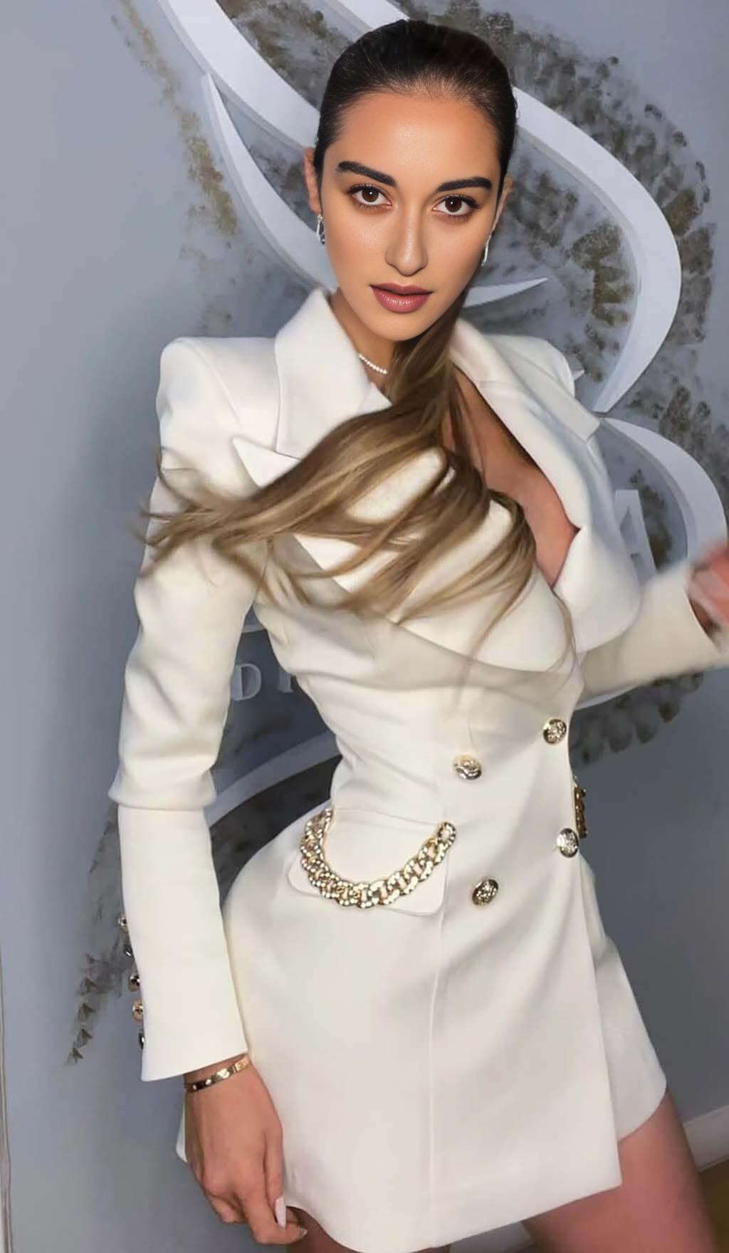 ABITO GIACCA CON BOTTONI SCOLLATI IN BIANCO