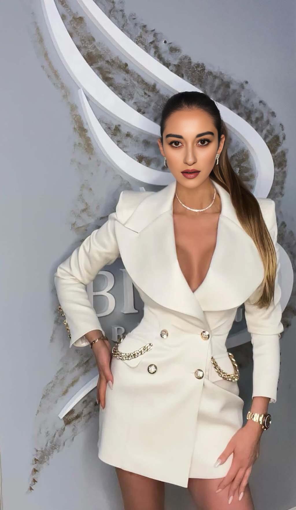 ABITO GIACCA CON BOTTONI SCOLLATI IN BIANCO