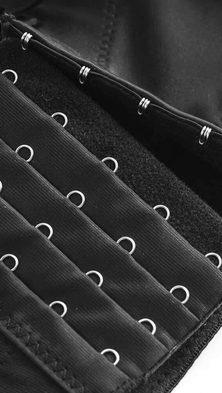 ROTES KORSETT MIT PERLEN UND PAILLETTEN