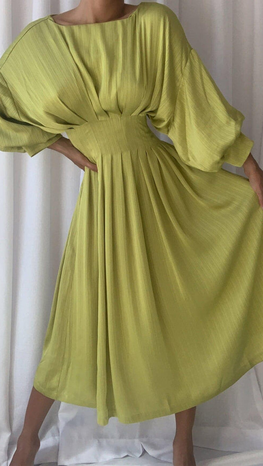 RUCHED SATIN MIDI DRESS IN GTEEN