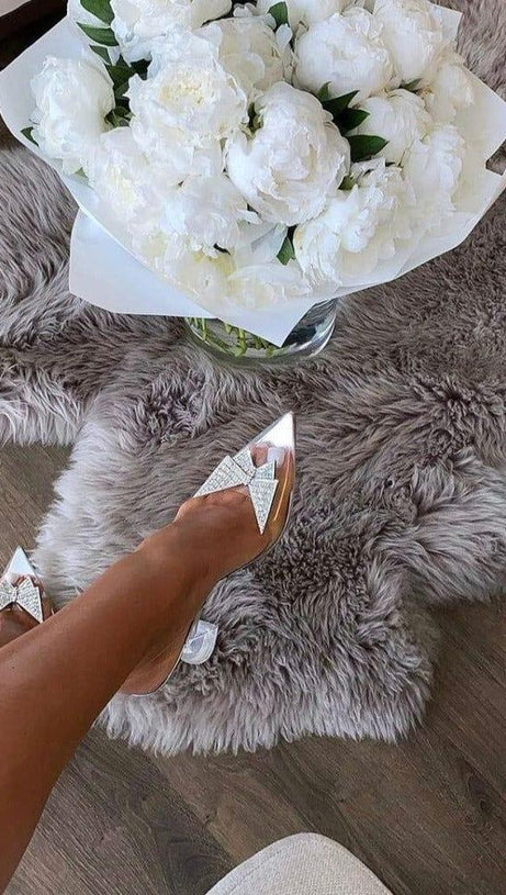 SECRET HEELS MIT KRISTALL-SCHMETTERLINGSBROSCHE