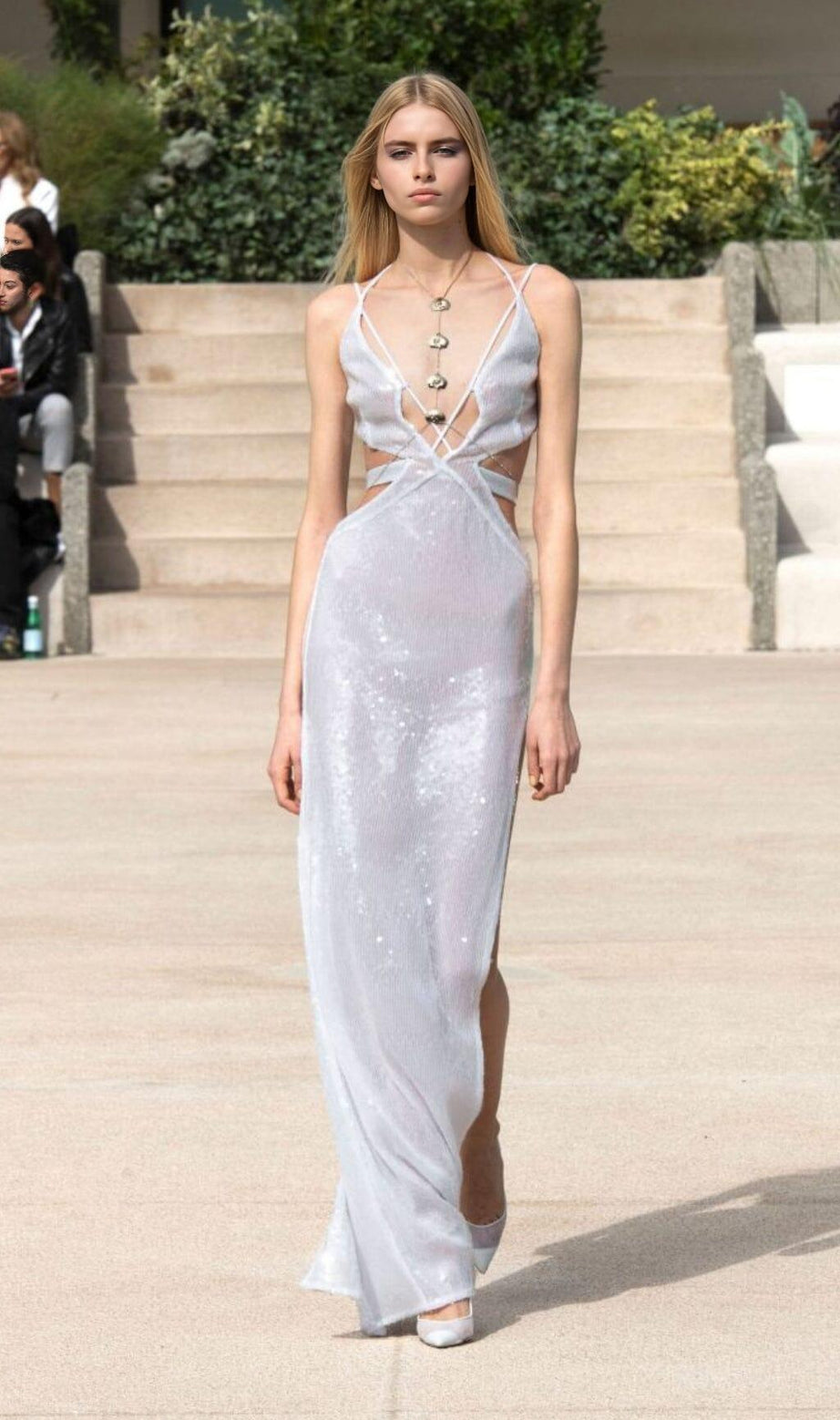 Maxikleid mit tiefem V-Ausschnitt und Pailletten in Weiß