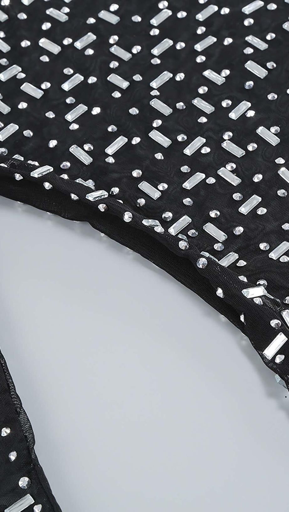 TOP IN RETE CON PAILLETTES E STRASS NERO