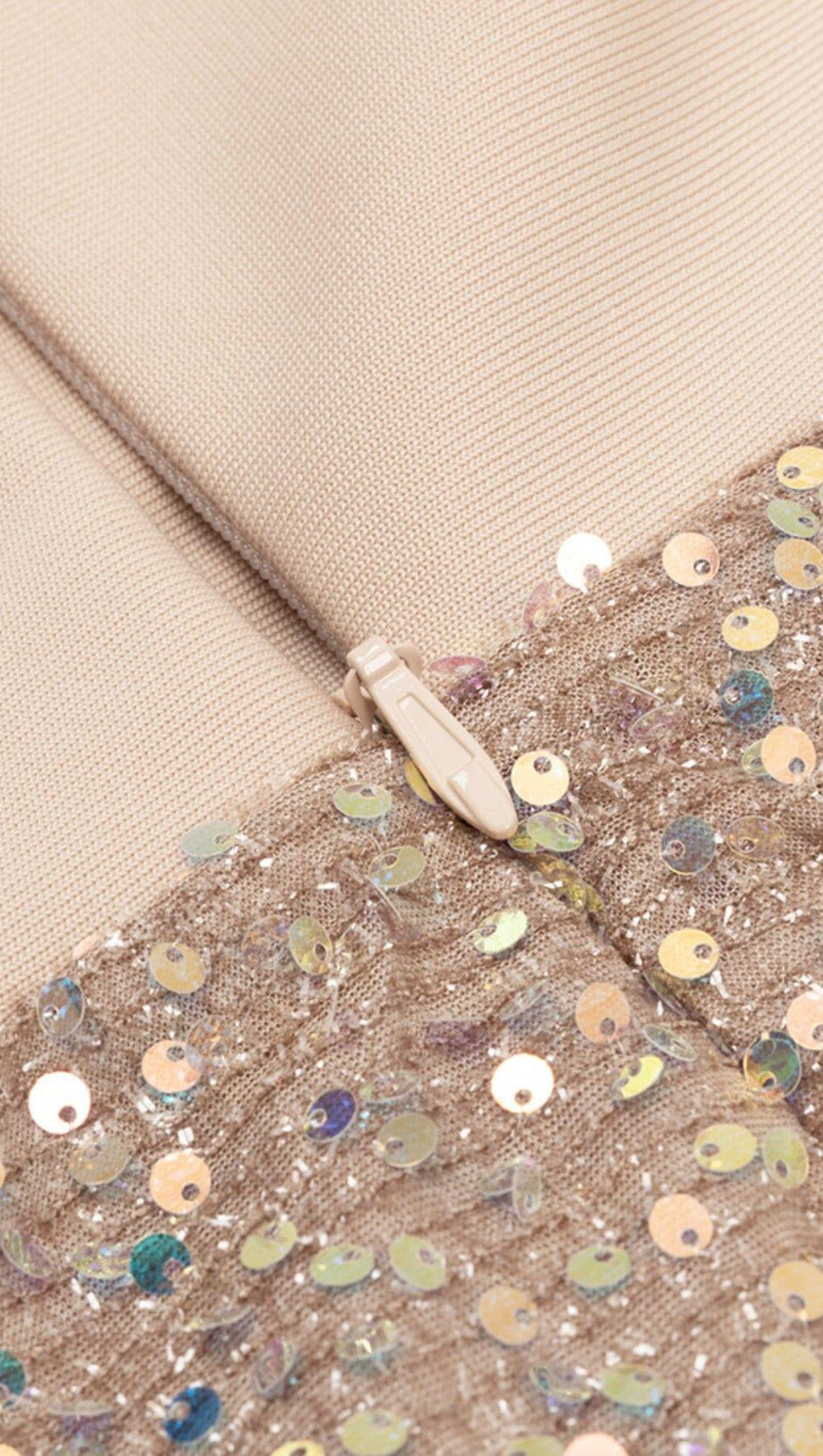 ABITO MIDI CON SPACCO E RUCHES DI PAILLETTES IN ORO