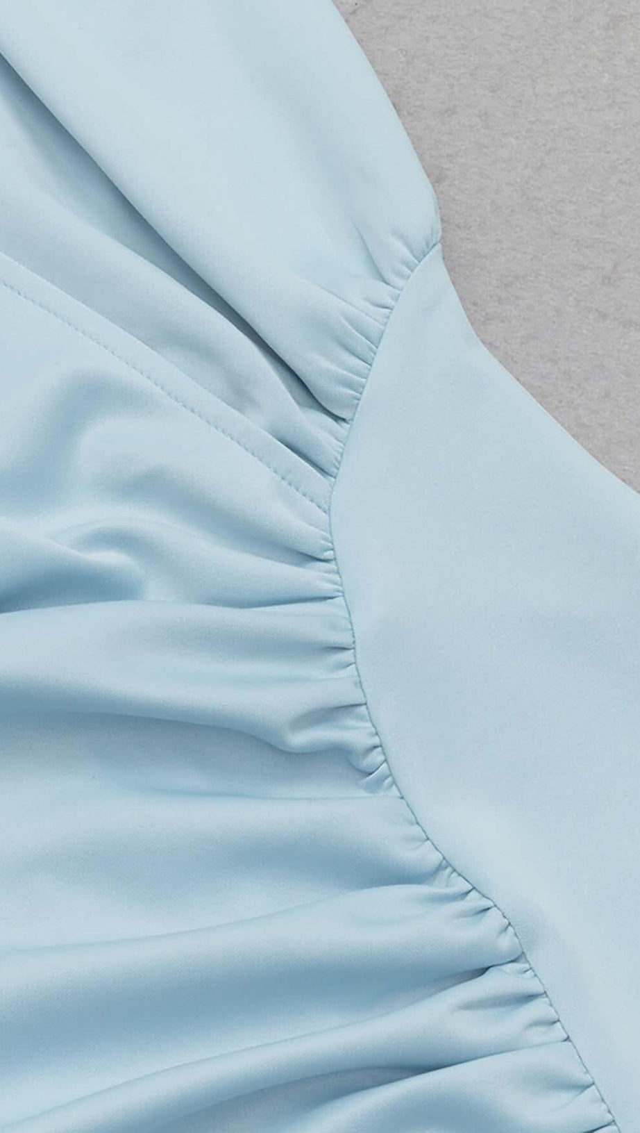 ÄRMELLOSES KLEID MIT OBERSCHENKELSCHLITZ IN HELLBLAU