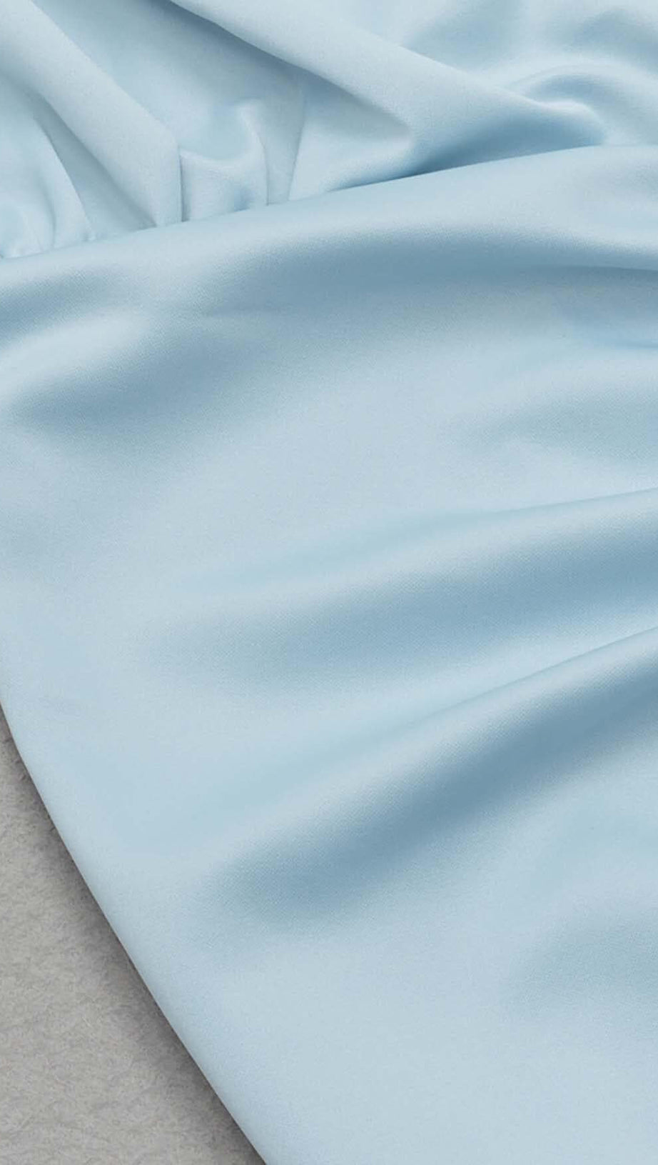 ÄRMELLOSES KLEID MIT OBERSCHENKELSCHLITZ IN HELLBLAU