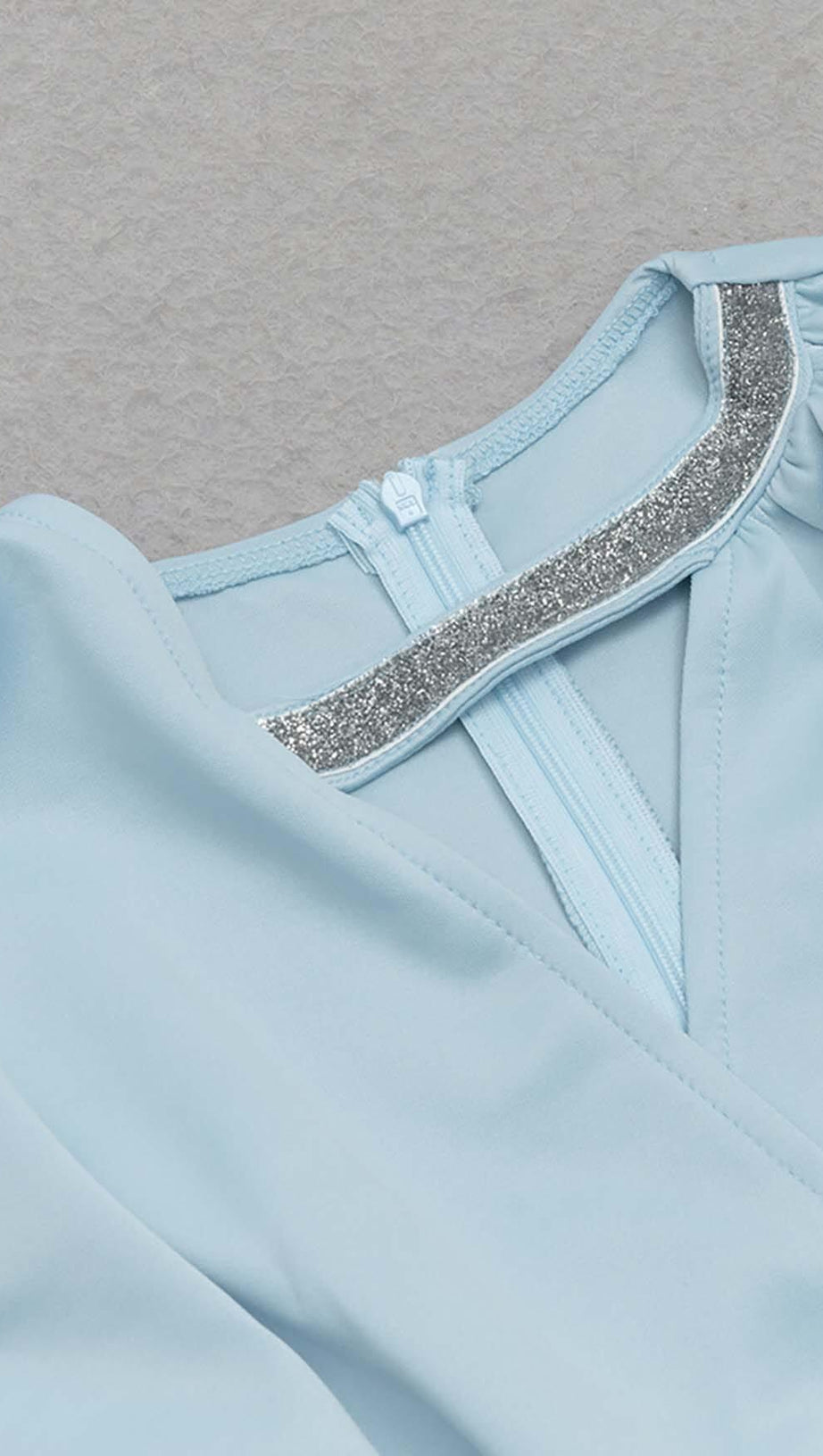 ÄRMELLOSES KLEID MIT OBERSCHENKELSCHLITZ IN HELLBLAU