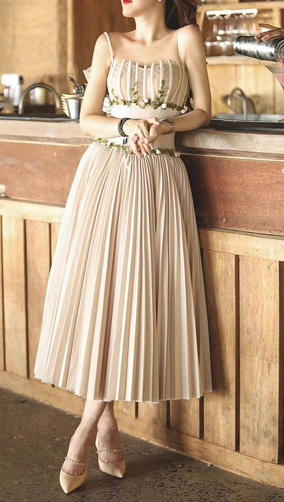 Ärmelloses Midikleid mit Blumenmuster in Hellgrau