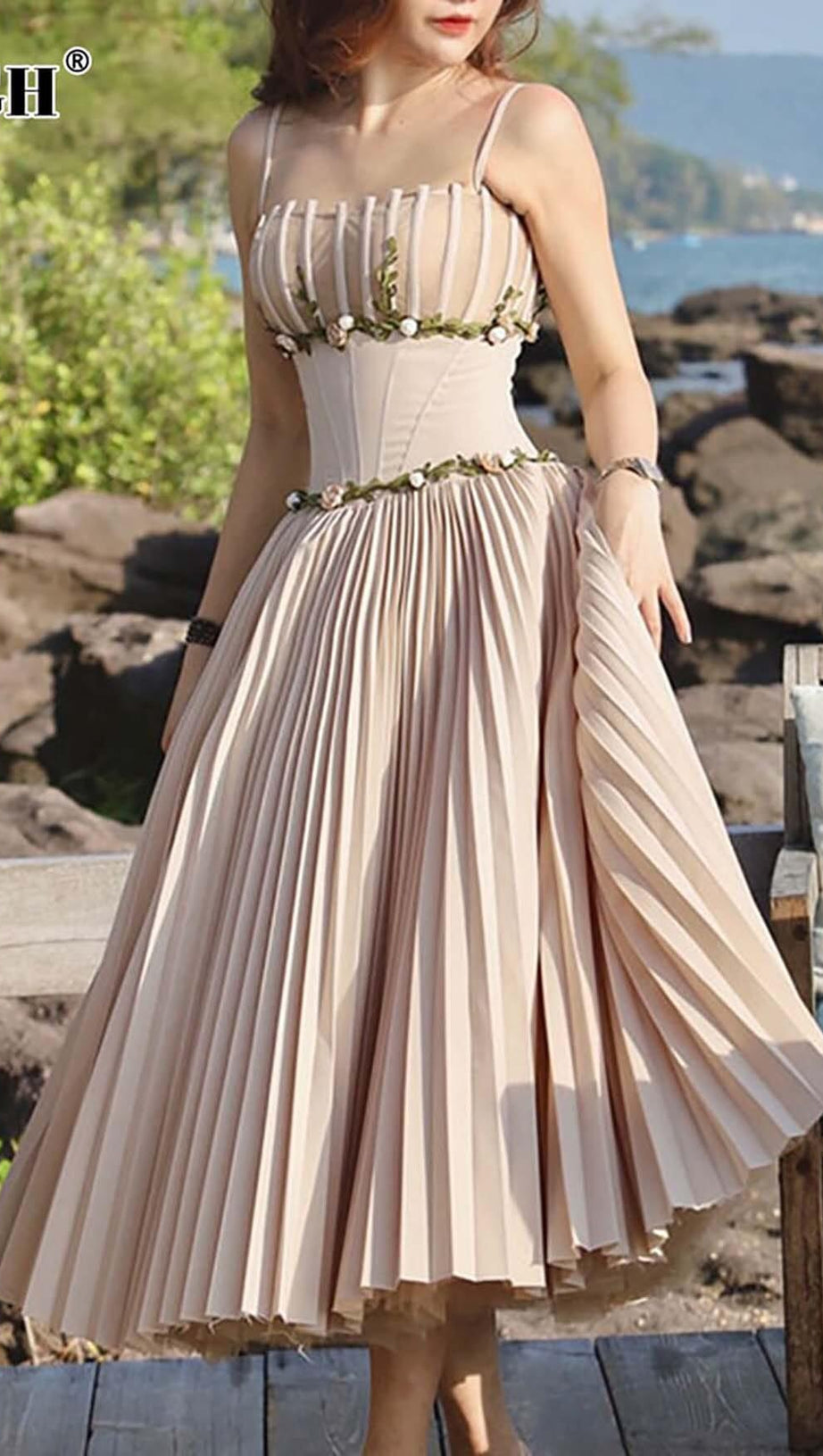 Ärmelloses Midikleid mit Blumenmuster in Hellgrau
