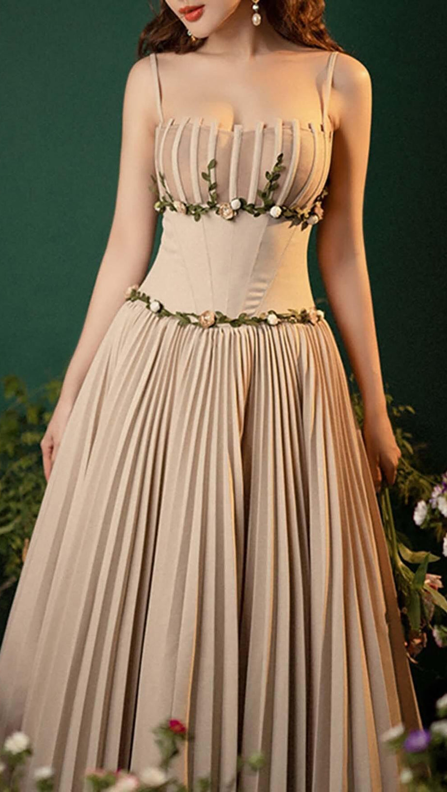 Ärmelloses Midikleid mit Blumenmuster in Hellgrau