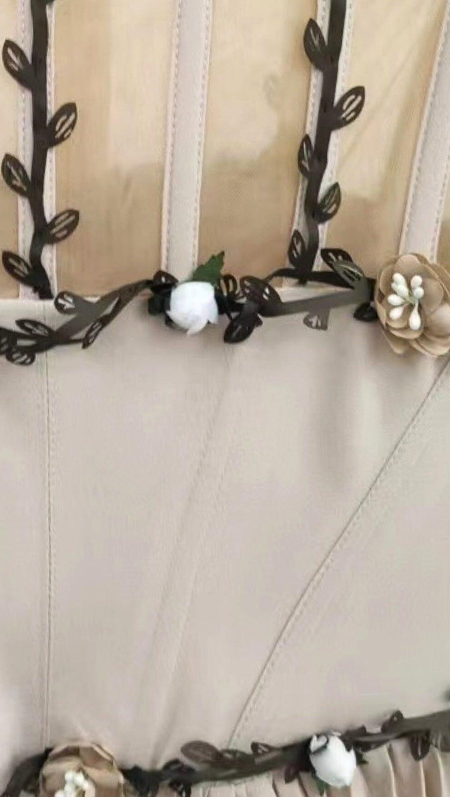 Ärmelloses Midikleid mit Blumenmuster in Hellgrau