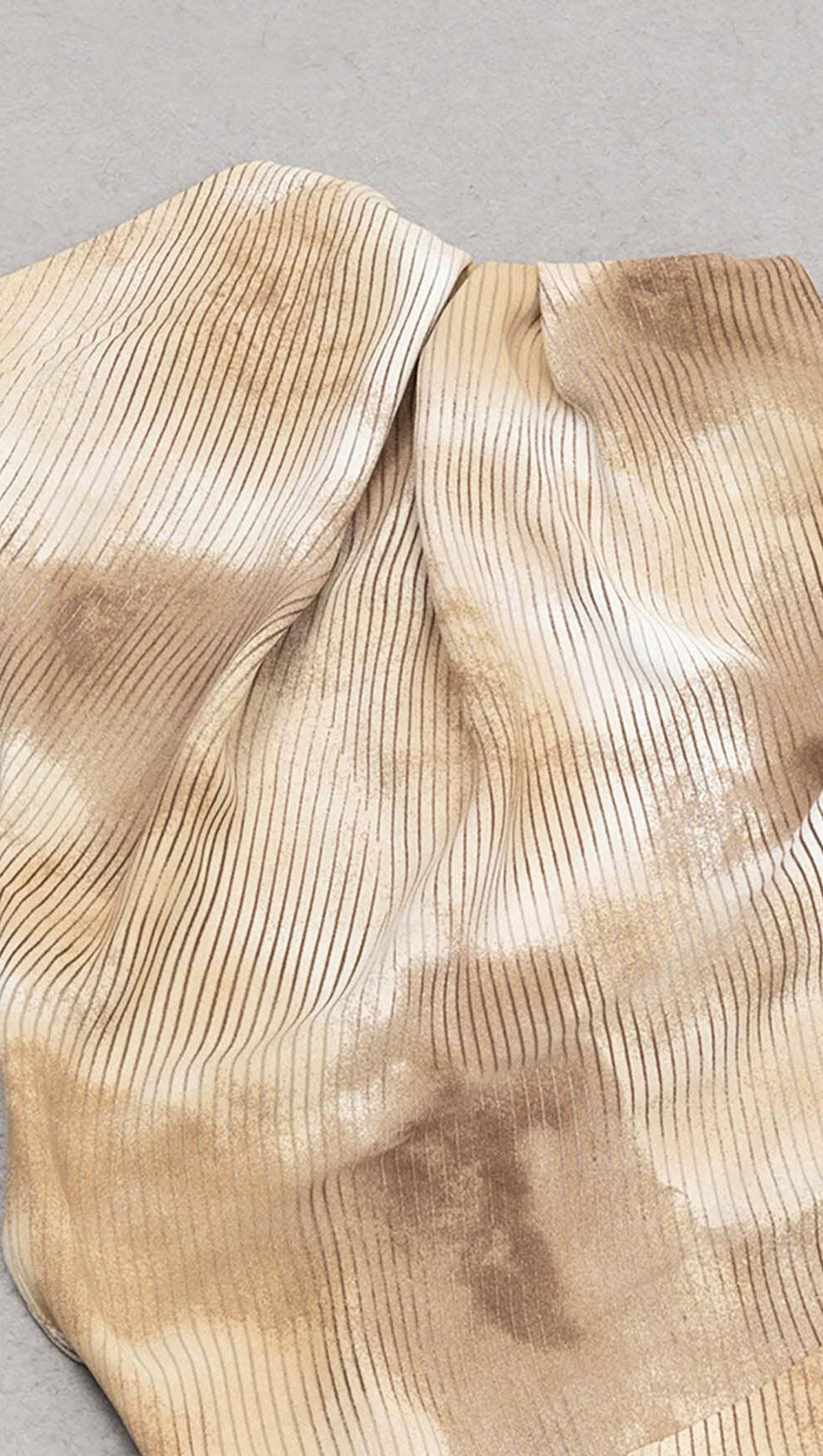 MIDIKLEID MIT PUNKTDRUCK UND OBERSCHENKELSCHLITZ IN KAFFEEBOHNEN