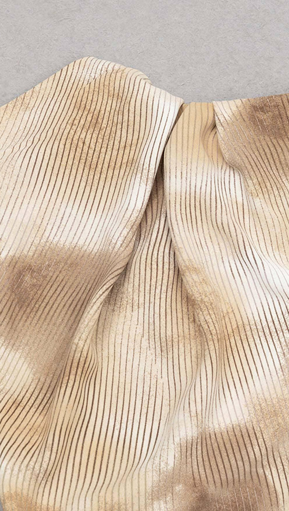 MIDIKLEID MIT PUNKTDRUCK UND OBERSCHENKELSCHLITZ IN KAFFEEBOHNEN