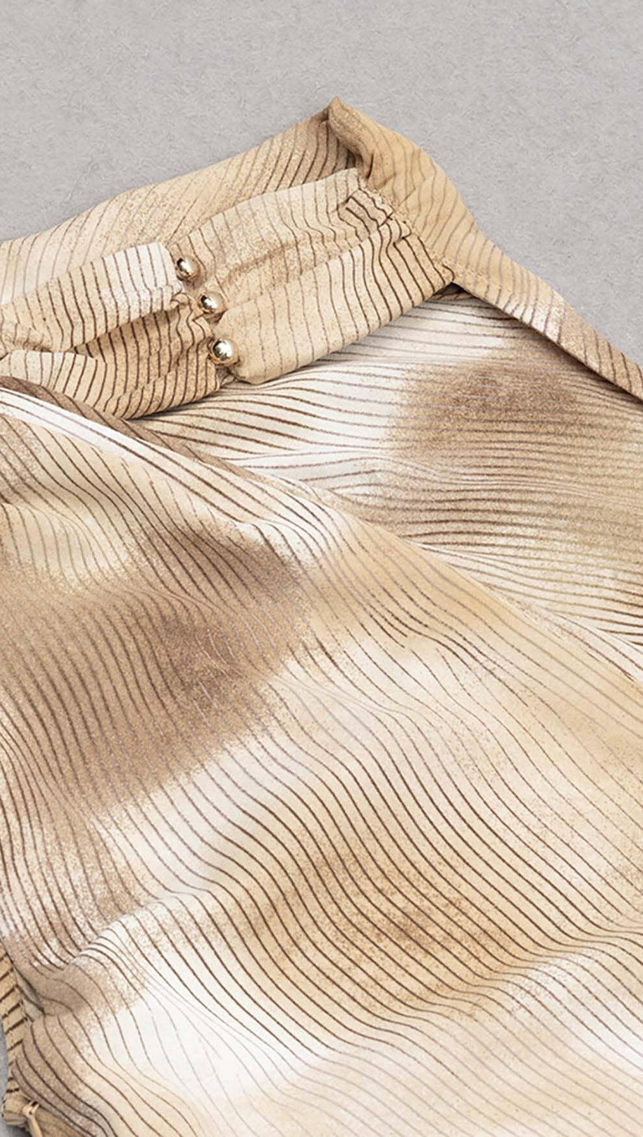 MIDIKLEID MIT PUNKTDRUCK UND OBERSCHENKELSCHLITZ IN KAFFEEBOHNEN