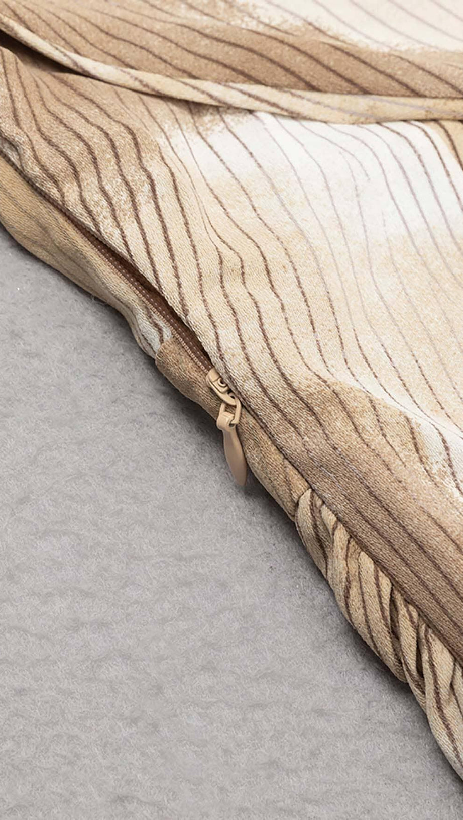 MIDIKLEID MIT PUNKTDRUCK UND OBERSCHENKELSCHLITZ IN KAFFEEBOHNEN