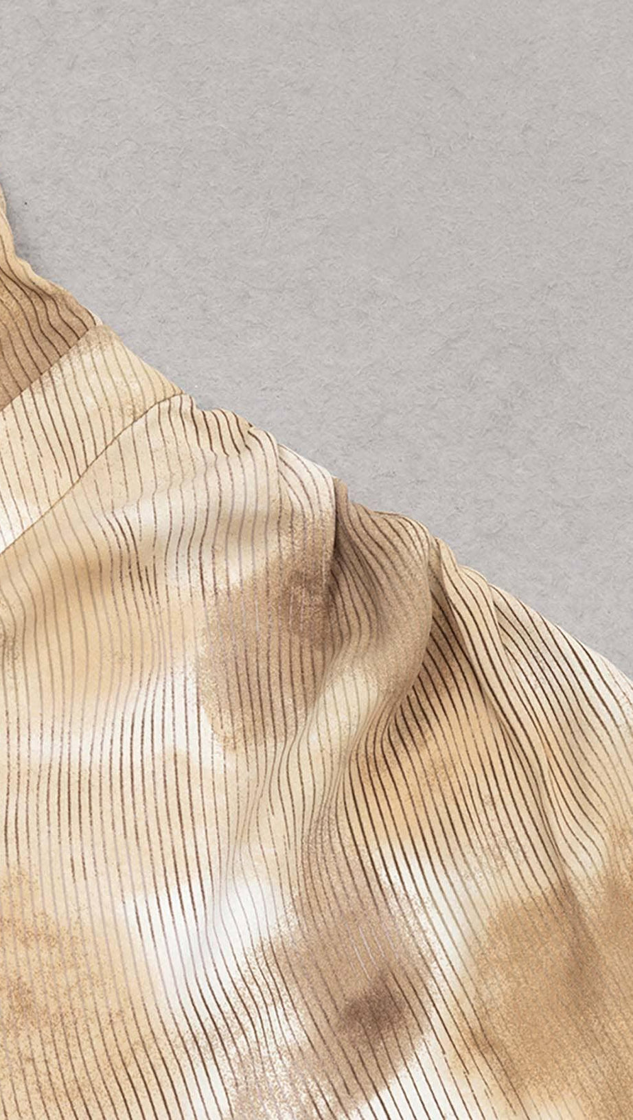 MIDIKLEID MIT PUNKTDRUCK UND OBERSCHENKELSCHLITZ IN KAFFEEBOHNEN