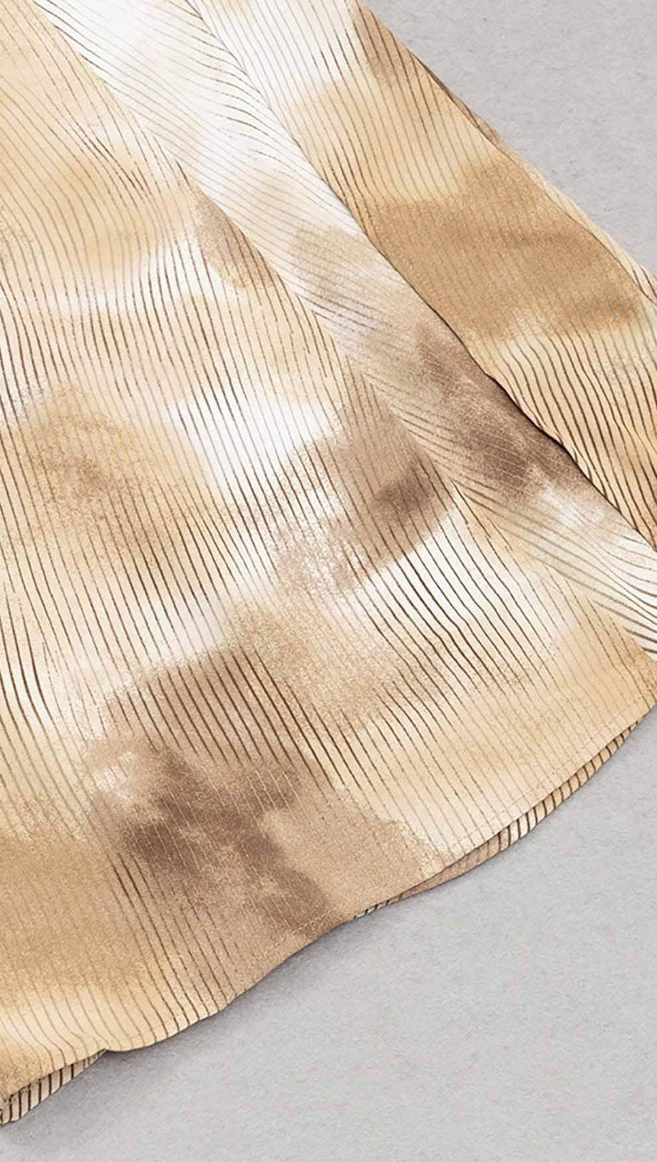 MIDIKLEID MIT PUNKTDRUCK UND OBERSCHENKELSCHLITZ IN KAFFEEBOHNEN