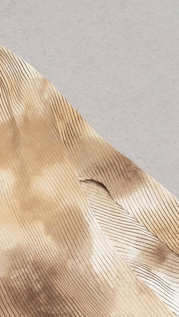 ABITO MIDI CON SPACCO SULLA COSCIA E STAMPA A POIS IN CHICCHI DI CAFFÈ