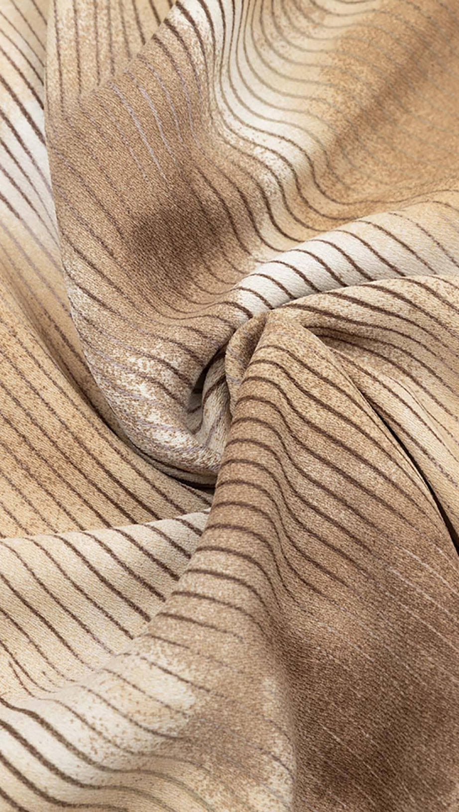 MIDIKLEID MIT PUNKTDRUCK UND OBERSCHENKELSCHLITZ IN KAFFEEBOHNEN