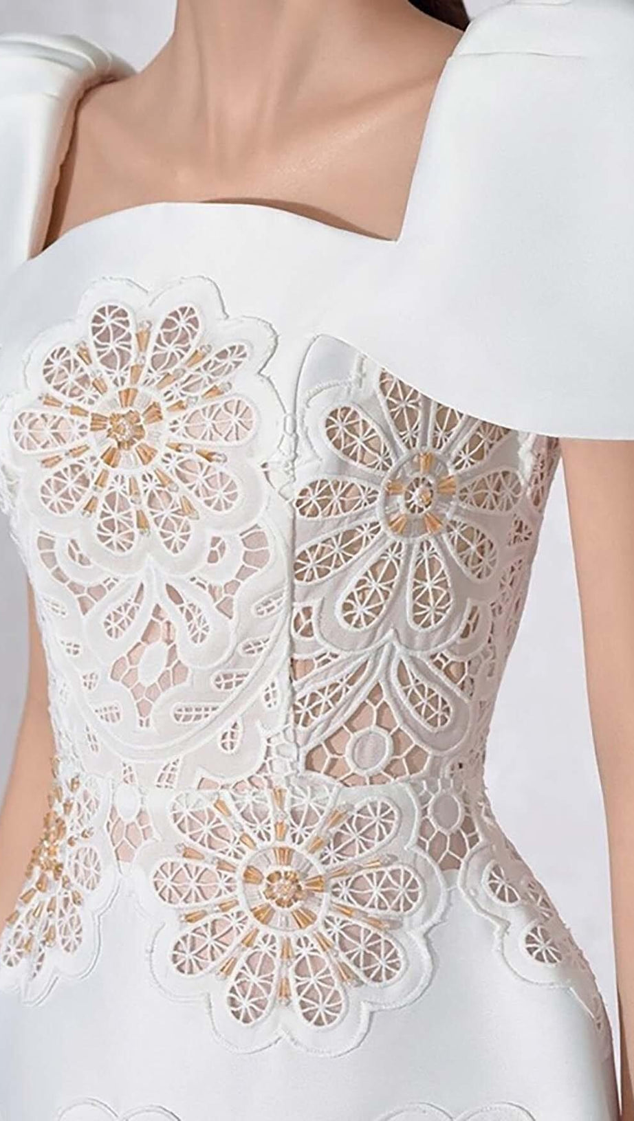 MINIKLEID MIT ECKIGEM KRAGEN UND BESTICKTER SPITZE IN WEISS