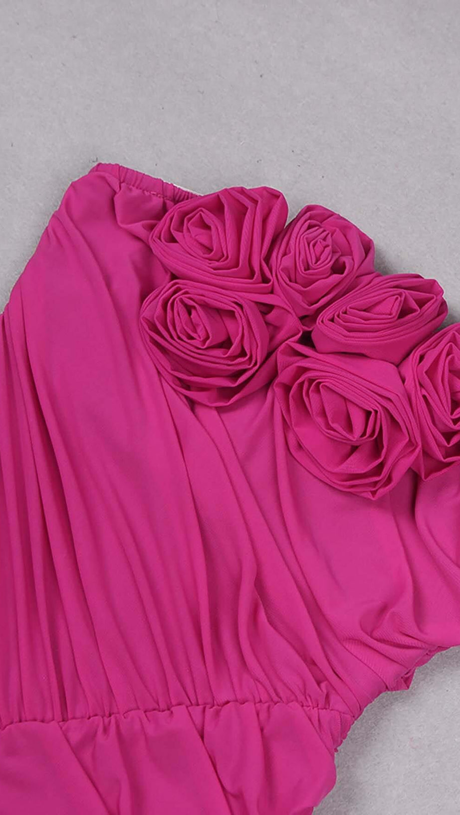 TRÄGERLOSES MINIKLEID MIT RÜSCHEN IN ROSENROT