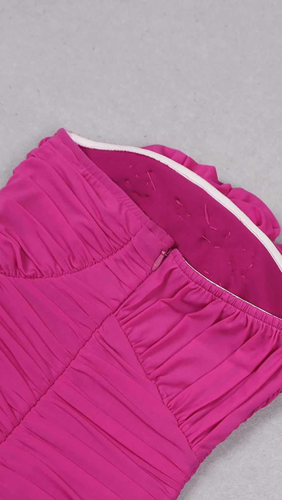 TRÄGERLOSES MINIKLEID MIT RÜSCHEN IN ROSENROT