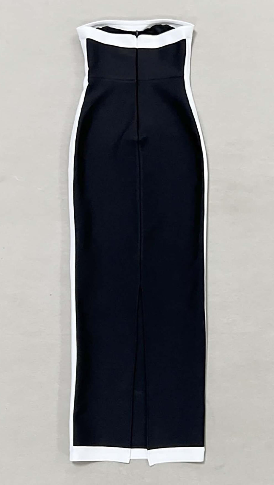 TRÄGERLOSES MAXIBANDAGEKLEID MIT SCHLITZ