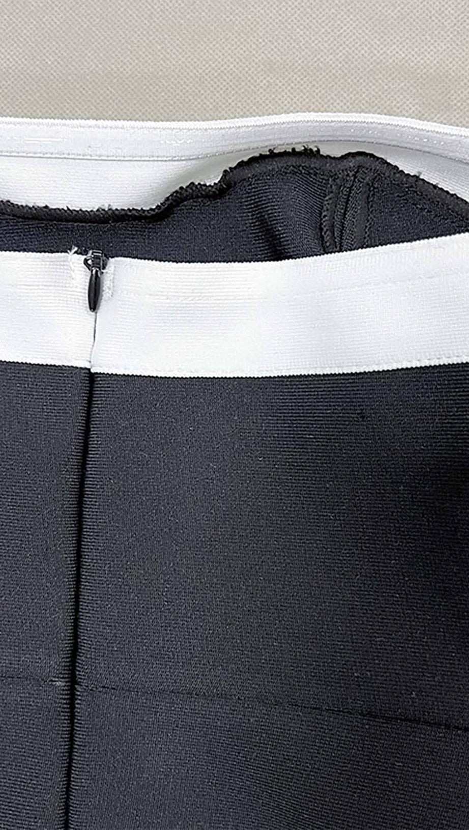 TRÄGERLOSES MAXIBANDAGEKLEID MIT SCHLITZ