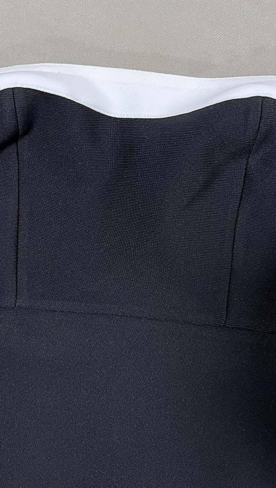 TRÄGERLOSES MAXIBANDAGEKLEID MIT SCHLITZ