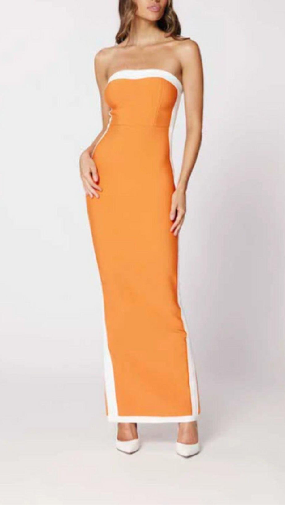 TRÄGERLOSES MAXIBANDAGEKLEID MIT SCHLITZ