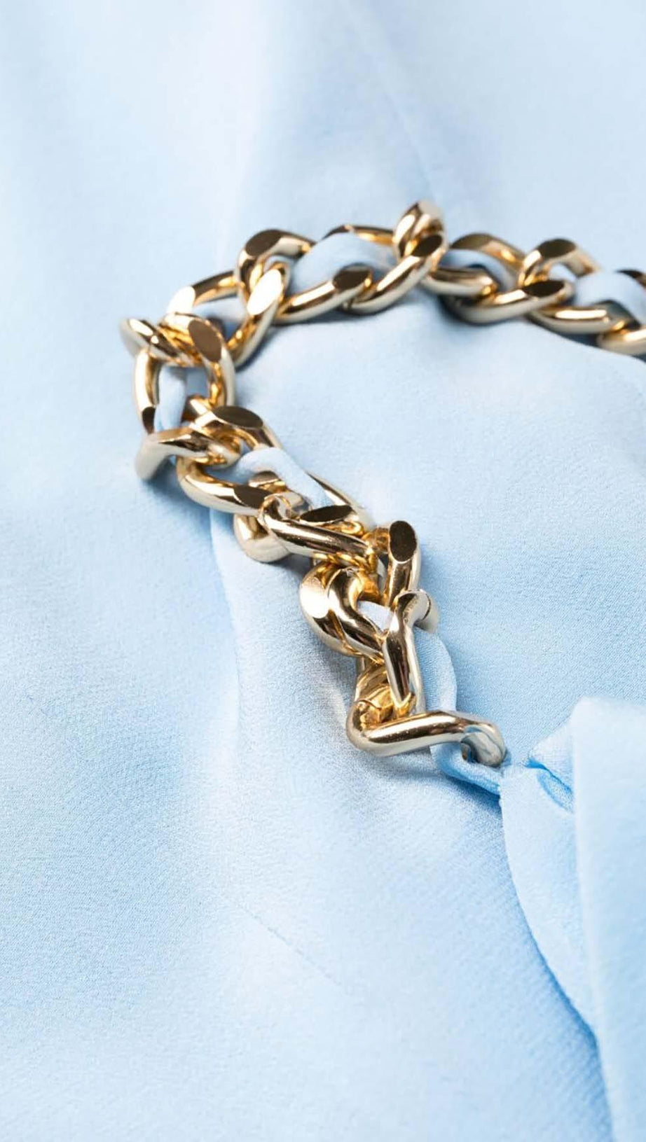 AUSGESTELLTES MINIKLEID MIT TRÄGERN IN BLAU