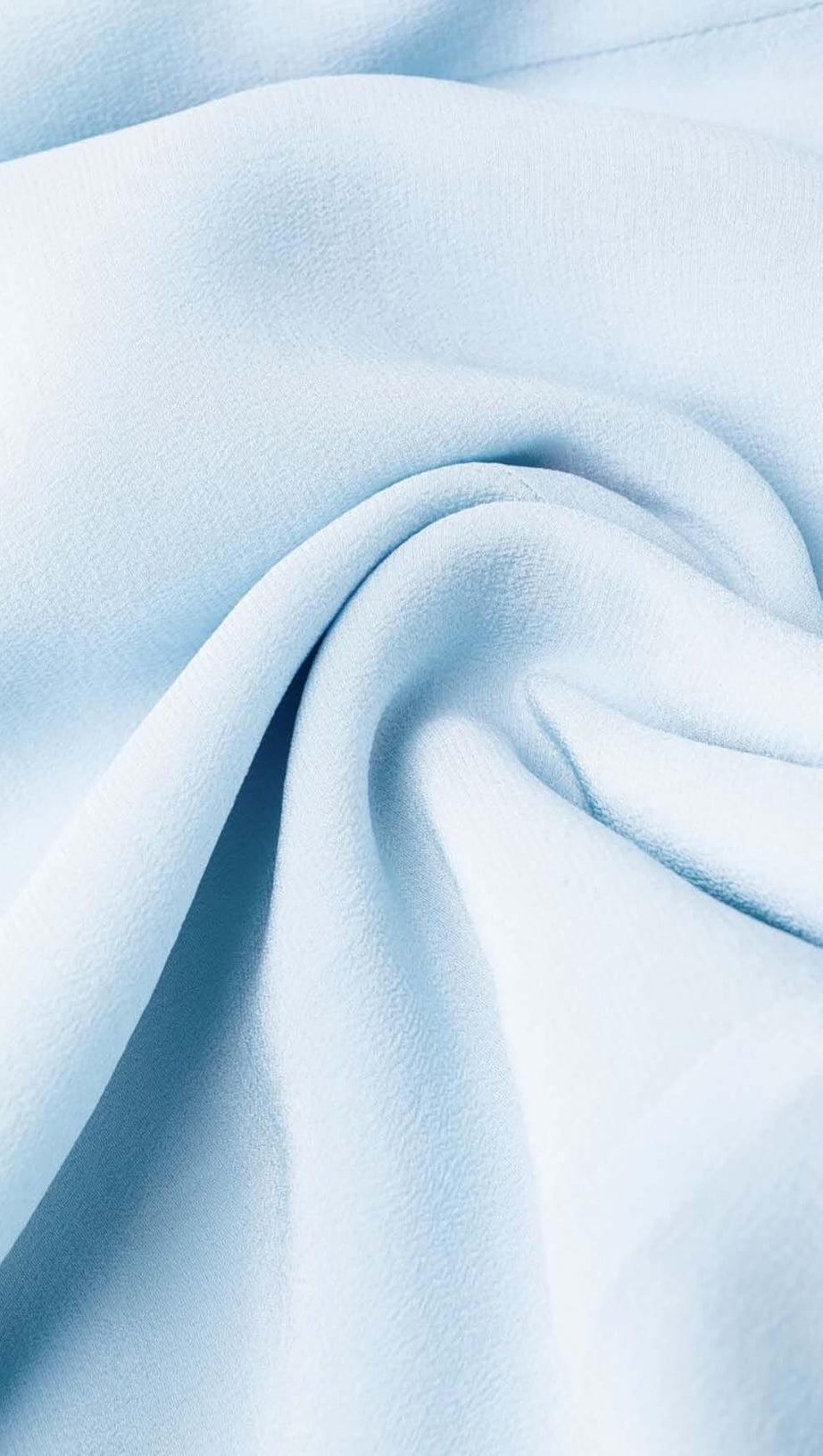 AUSGESTELLTES MINIKLEID MIT TRÄGERN IN BLAU