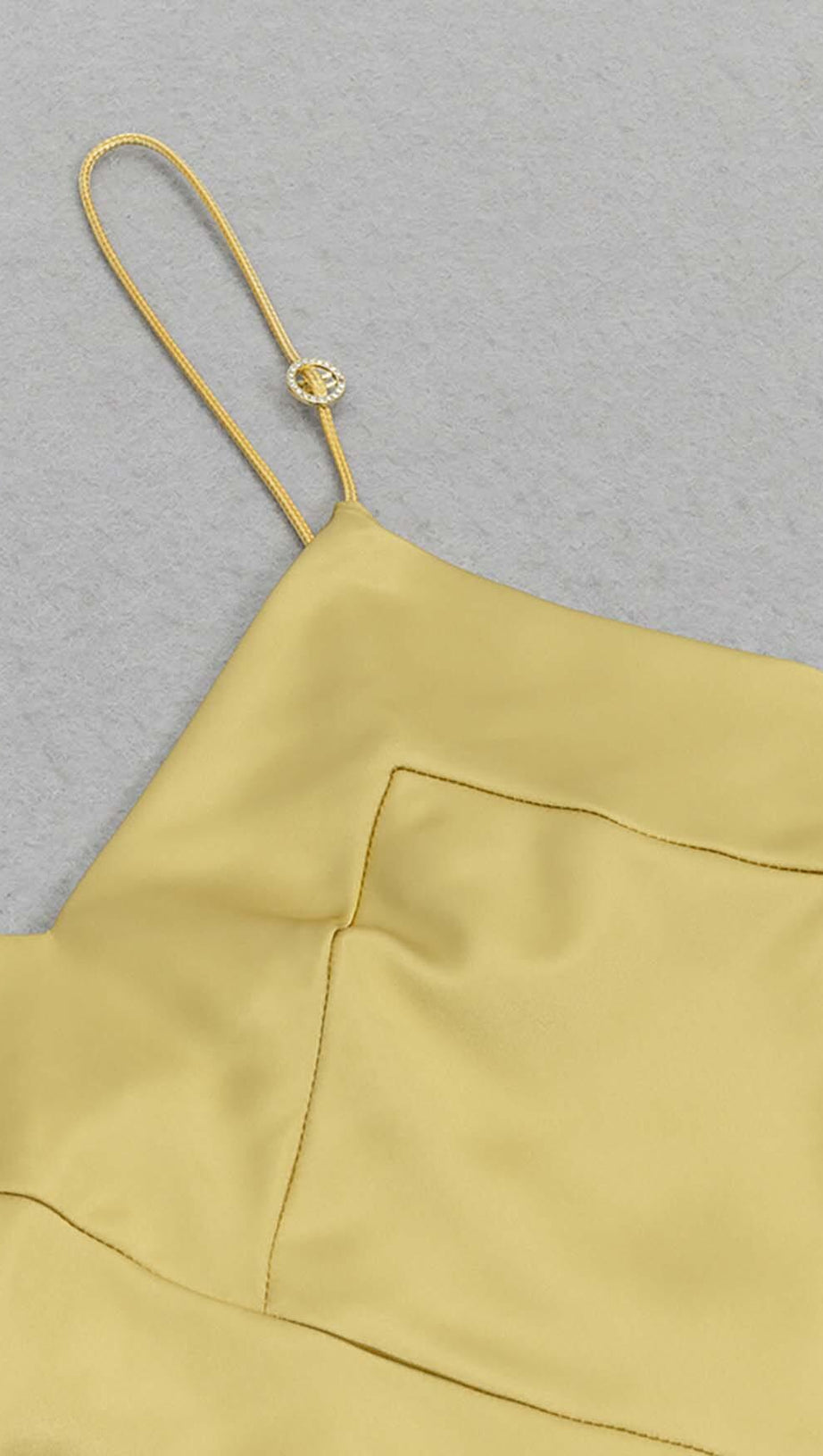 MIDIKLEID AUS SATIN MIT TRÄGERN IN HELLEM OCKER