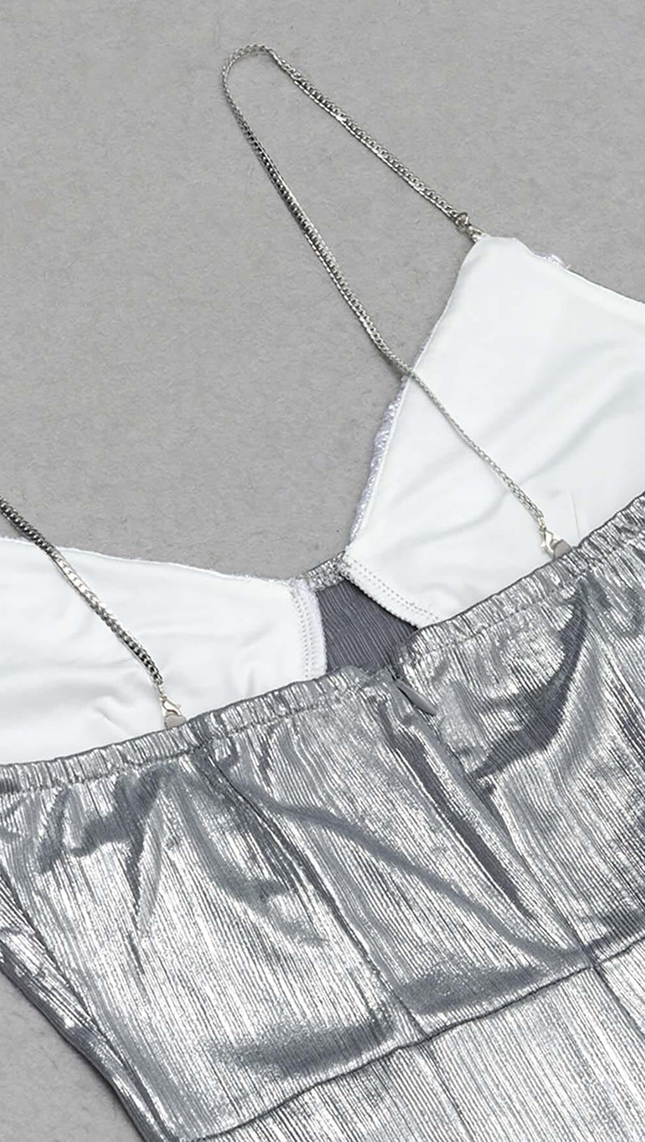 MIDIKLEID MIT TRÄGERN UND SPLITT IN METALLIC-SILBER