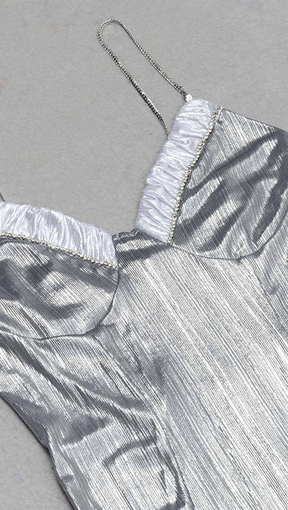 MIDIKLEID MIT TRÄGERN UND SPLITT IN METALLIC-SILBER