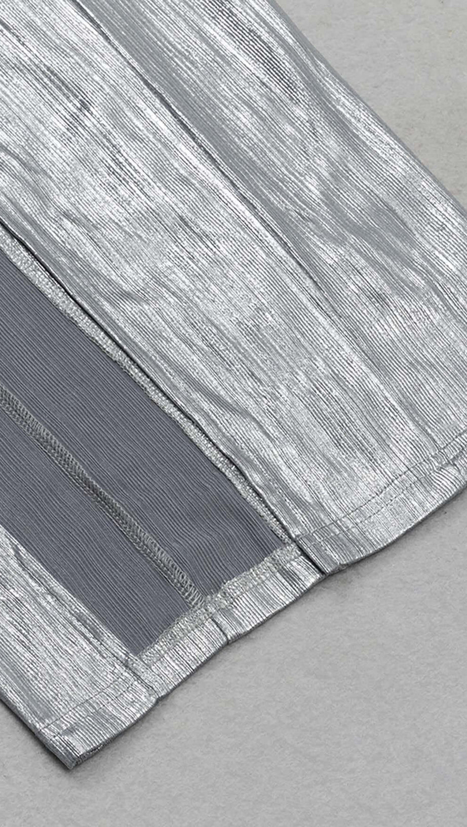 MIDIKLEID MIT TRÄGERN UND SPLITT IN METALLIC-SILBER