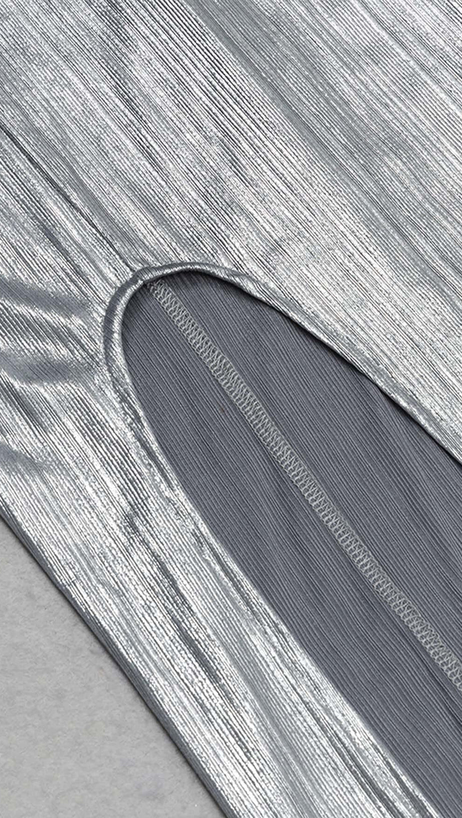 MIDIKLEID MIT TRÄGERN UND SPLITT IN METALLIC-SILBER