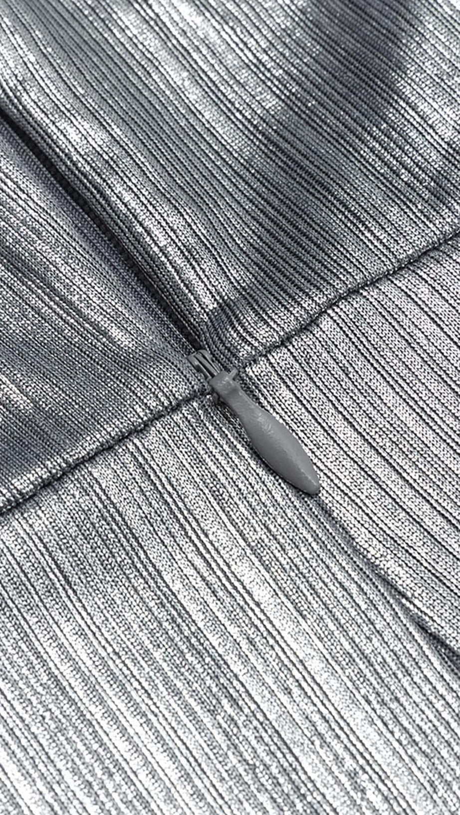 MIDIKLEID MIT TRÄGERN UND SPLITT IN METALLIC-SILBER