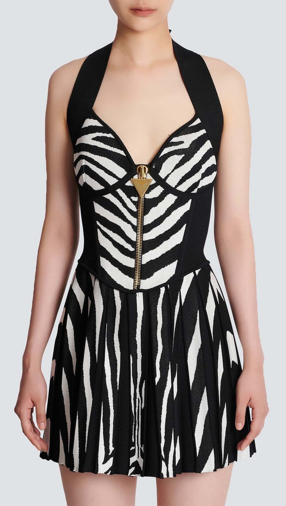 GESTREIFTES MINIKLEID MIT TRÄGERN IN SCHWARZ