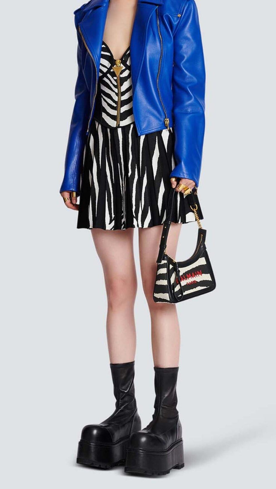 GESTREIFTES MINIKLEID MIT TRÄGERN IN SCHWARZ