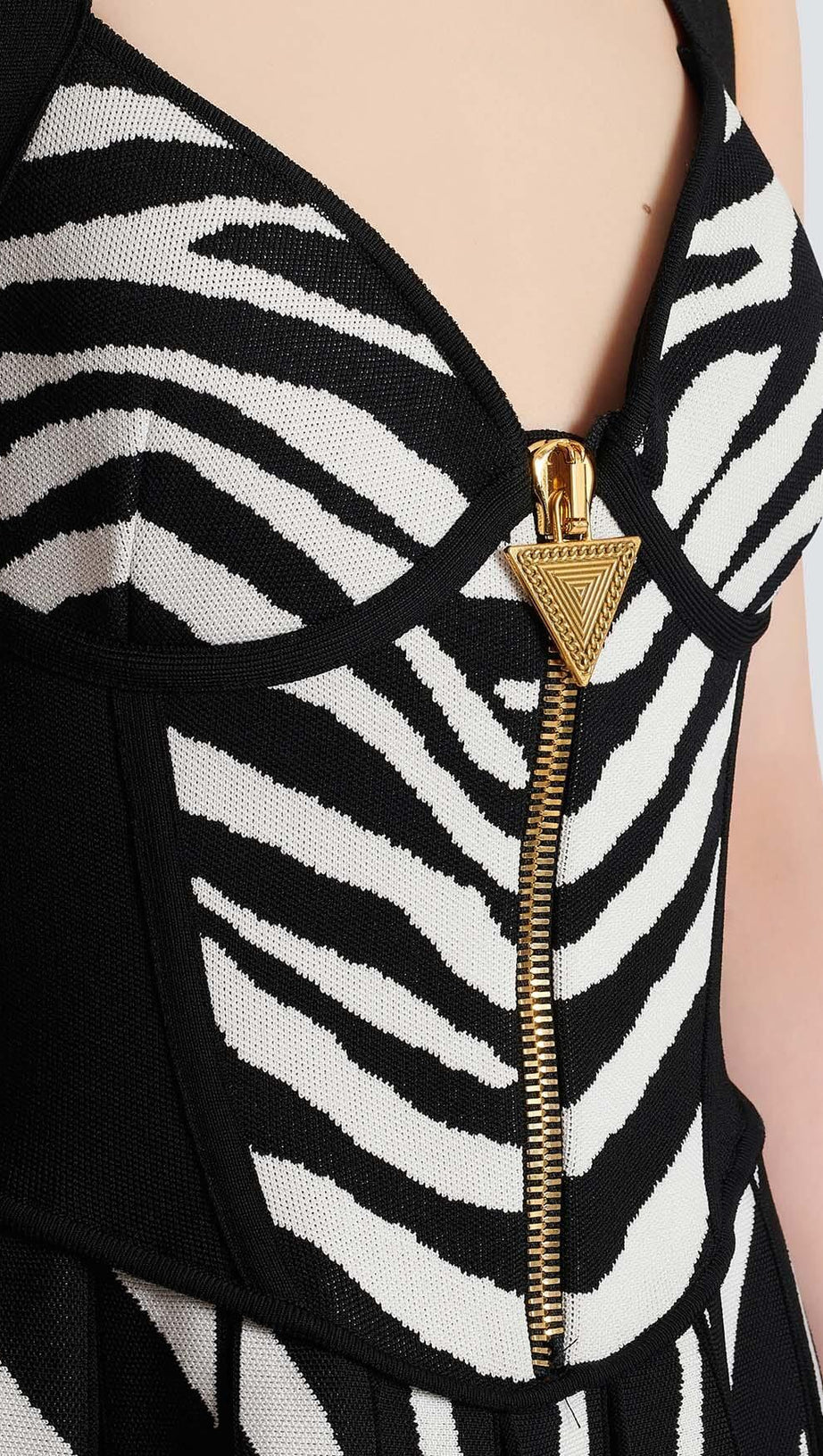 GESTREIFTES MINIKLEID MIT TRÄGERN IN SCHWARZ