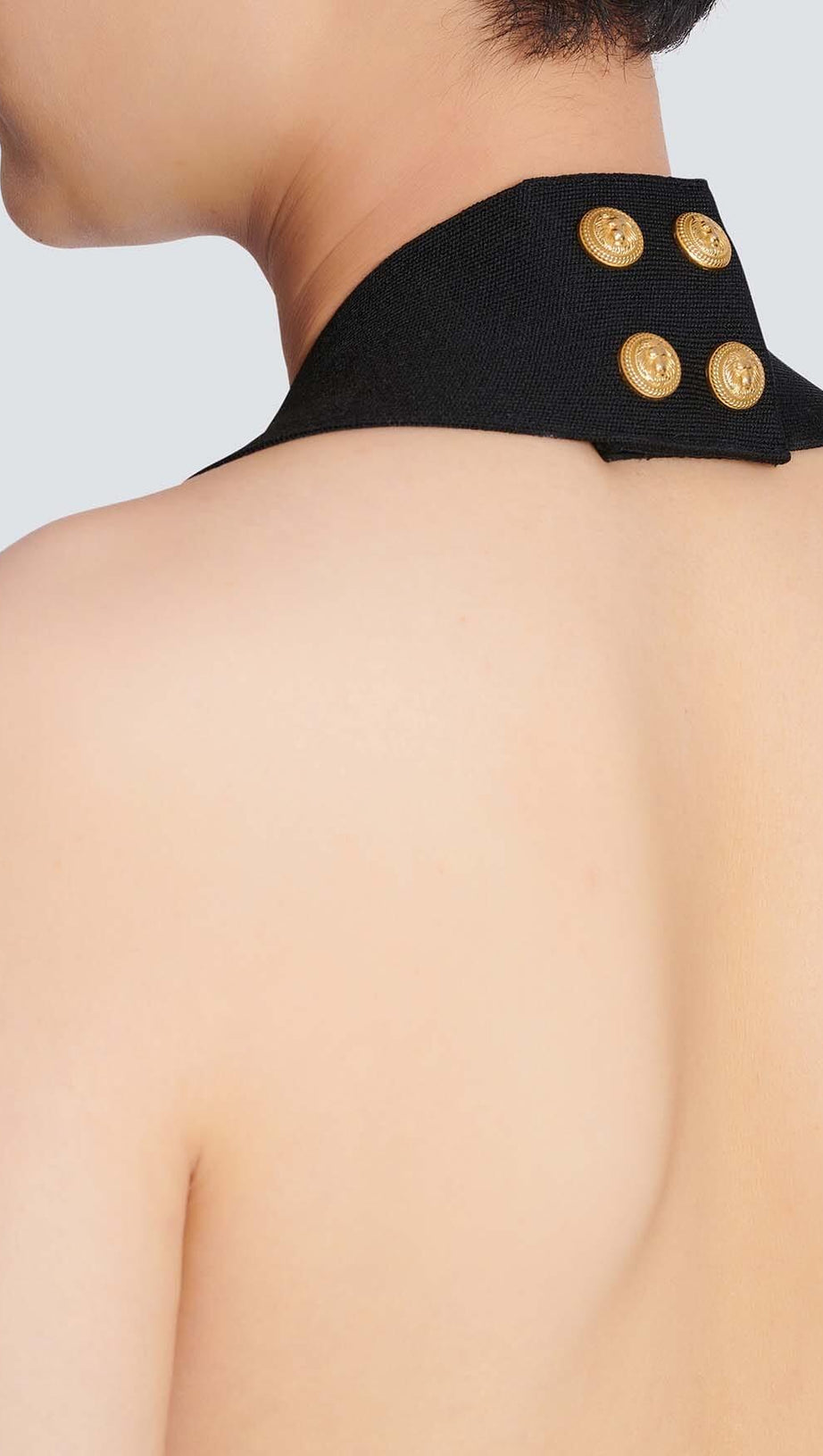 GESTREIFTES MINIKLEID MIT TRÄGERN IN SCHWARZ