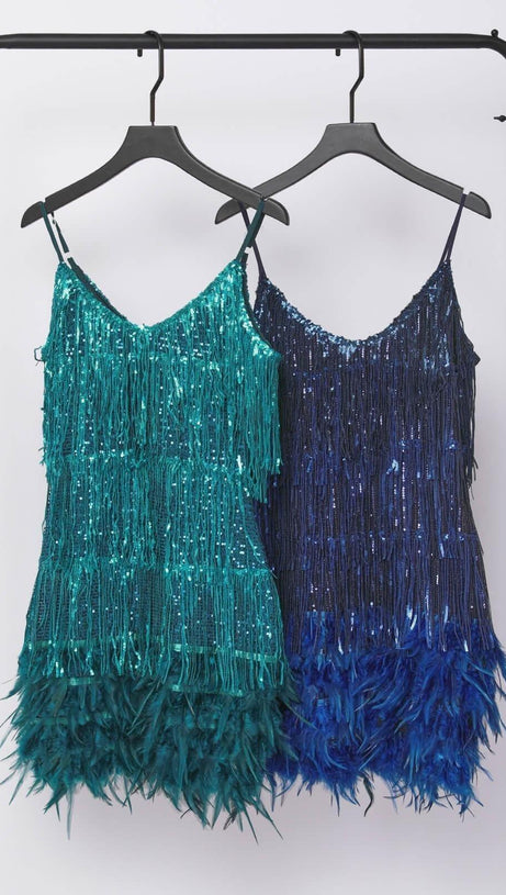 MINIKLEID MIT QUASTEN UND FEDERN IN SMARAGD