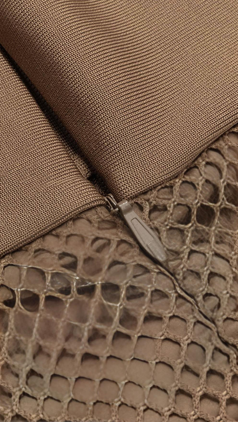 MIDIKLEID AUS QUASTENNETZ IN BRAUN