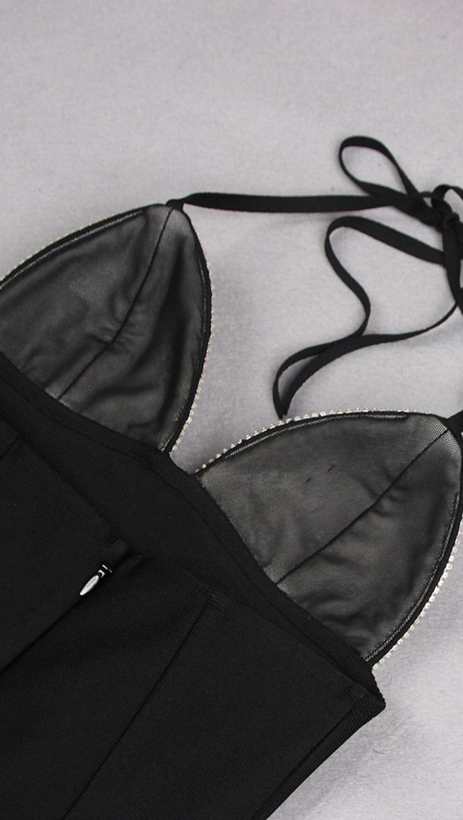 MINIKLEID MIT QUASTEN-AUSSCHNITT IN SCHWARZ